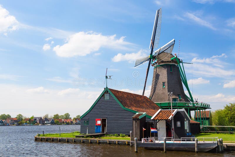 Paysage typique de Néerlandais Vieux moulin à vent néerlandais traditionnel contre le ciel nuageux bleu dans le Zaanse Schans images libres de droits Paysage typique de Néerlandais Vieux moulin à vent néerlandais traditionnel contre le ciel nuageux bleu dans le Zaanse Schans images libres de droits
