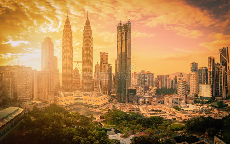 Paysage urbain d'horizon de ville de Kuala Lumpur au coucher du soleil avec la lumière du soleil i photographie stock Paysage urbain d'horizon de ville de Kuala Lumpur au coucher du soleil avec la lumière du soleil i photographie stock