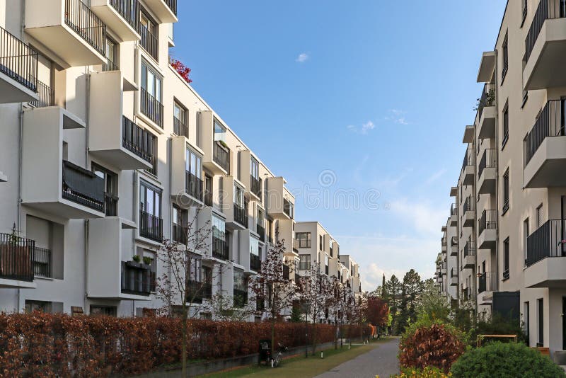Paysage urbain d'une zone résidentielle avec paysage urbain vert moderne d'immeubles le nouveau dans la ville photo libre de droits
