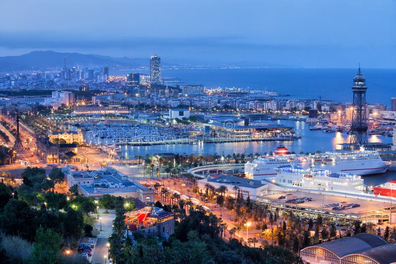 Paysage Urbain De Barcelone La Nuit Image stock - Image du ...