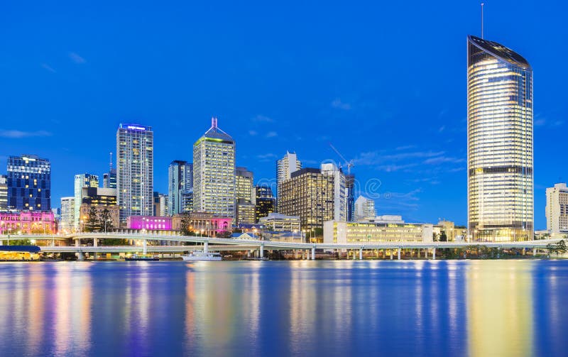 Paysage urbain de Brisbane au crépuscule images stock Paysage urbain de Brisbane au crépuscule images stock
