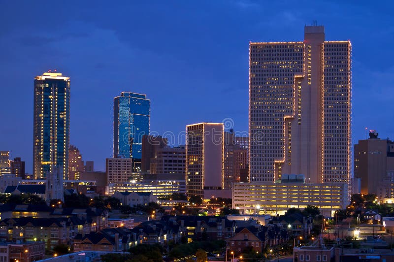 Paysage urbain de Fort Worth le Texas la nuit photographie stock libre de droits Paysage urbain de Fort Worth le Texas la nuit photographie stock libre de droits