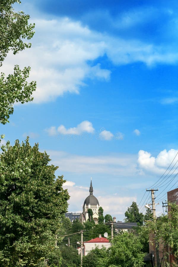 Paysage urbain de Lviv et église chrétienne de l'ascension du seigneur photographie stock Paysage urbain de Lviv et église chrétienne de l'ascension du seigneur photographie stock
