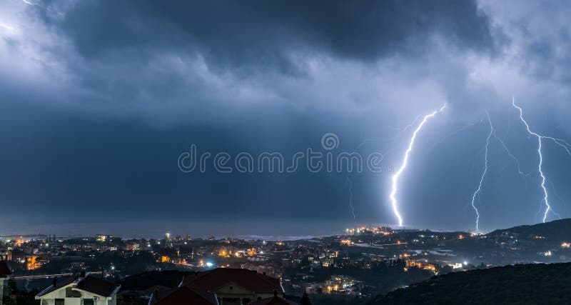 Paysage urbain de nuit avec la foudre au-dessus de elle images stock Paysage urbain de nuit avec la foudre au-dessus de elle images stock