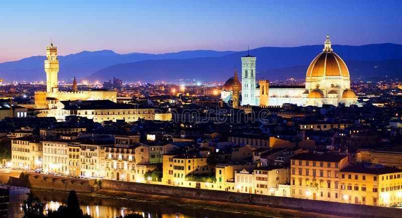 Paysage urbain de nuit Florence avec les points de repère célèbres photographie stock Paysage urbain de nuit Florence avec les points de repère célèbres photographie stock