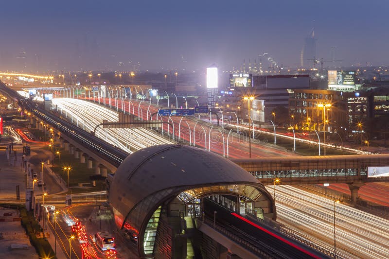 Paysage urbain de nuit de ville de Dubaï, Emirats Arabes Unis photographie stock Paysage urbain de nuit de ville de Dubaï, Emirats Arabes Unis photographie stock