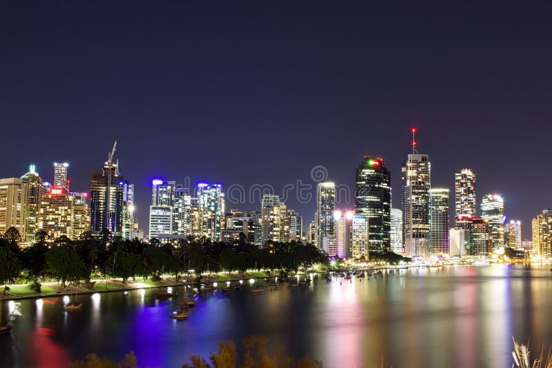 Paysage urbain de nuit à Brisbane images stock Paysage urbain de nuit à Brisbane images stock
