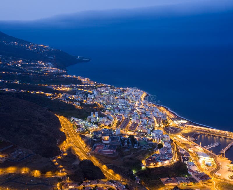 Paysage urbain de Santa Cruz (La Palma, Espagne) la nuit photographie stock libre de droits Paysage urbain de Santa Cruz (La Palma, Espagne) la nuit photographie stock libre de droits