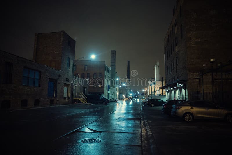 Paysage urbain industriel brumeux de nuit de ville de rue