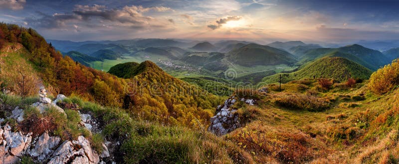 Paysage vert de nature de montagne de la Slovaquie de ressort avec le soleil et l'hôte images stock Paysage vert de nature de montagne de la Slovaquie de ressort avec le soleil et l'hôte images stock