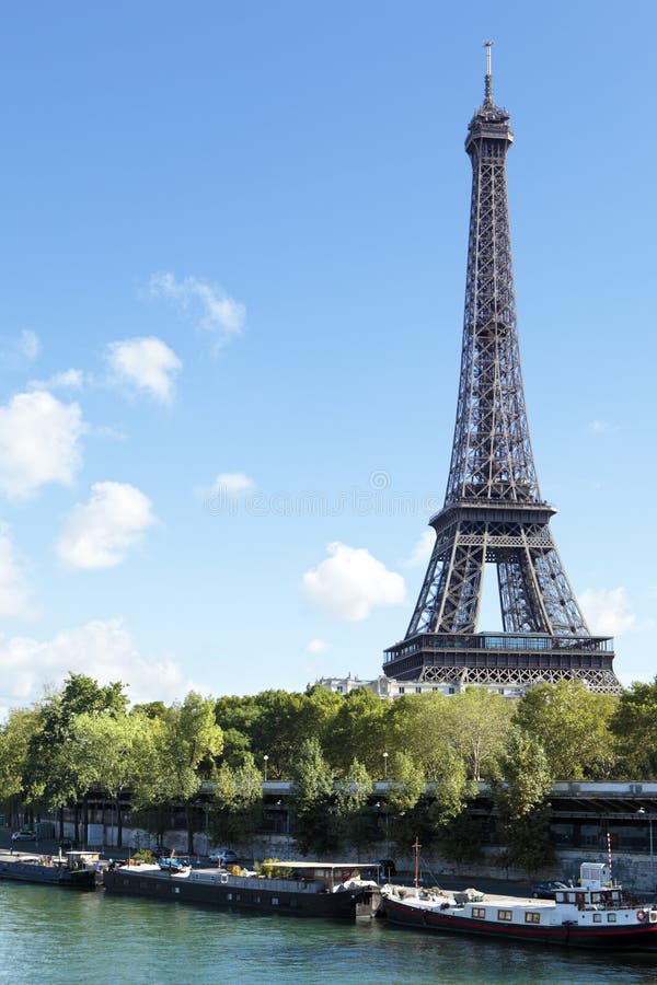 Paysage vertical de Tour Eiffel, seine de rivière et bateaux images libres de droits Paysage vertical de Tour Eiffel, seine de rivière et bateaux images libres de droits