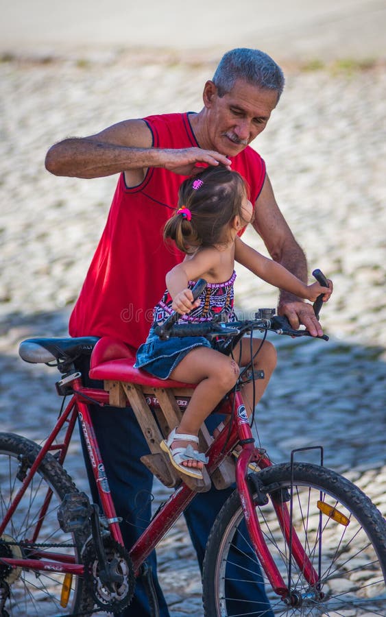 Paz e amor com uma menina e um pai grande na rua da cidade colonial colorida das caraíbas, Havana, comunismo Cuba, América fotografia de stock royalty free Paz e amor com uma menina e um pai grande na rua da cidade colonial colorida das caraíbas, Havana, comunismo Cuba, América fotografia de stock royalty free