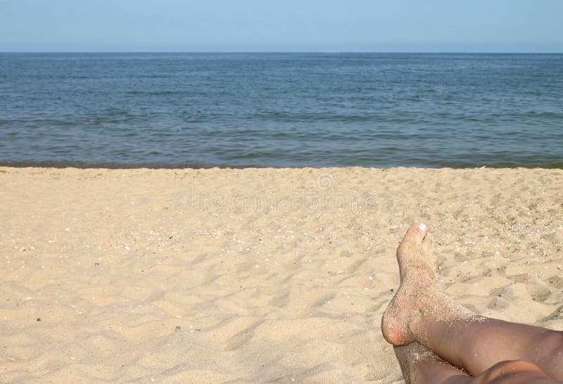 Jogo Engraçado Da Menina Enterrado Em óculos De Sol De Sorriso Da Areia Da  Praia Foto de Stock - Imagem de sunglasses, ensolarado: 35454010