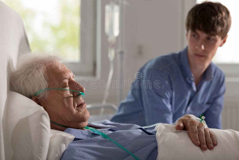 Paziente anziano addormentato del centro ospedaliero