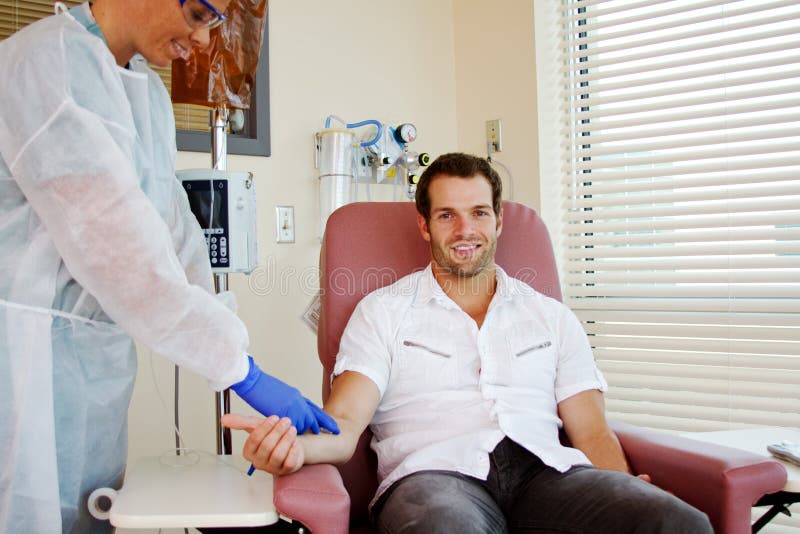 Paziente che riceve chemioterapia immagine stock Paziente che riceve chemioterapia immagine stock