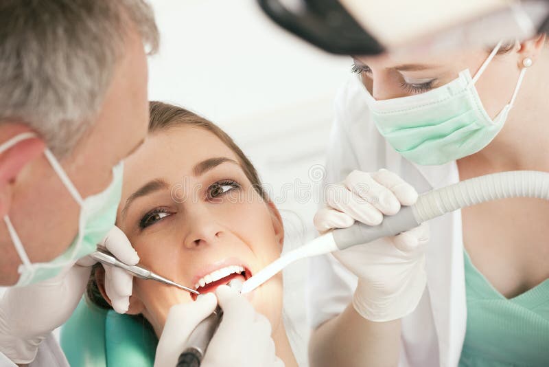 Paziente con il dentista - trattamento dentale fotografia stock Paziente con il dentista - trattamento dentale fotografia stock
