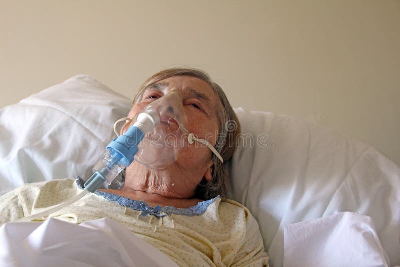 Paziente con la maschera di ossigeno immagini stock libere da diritti Paziente con la maschera di ossigeno immagini stock libere da diritti