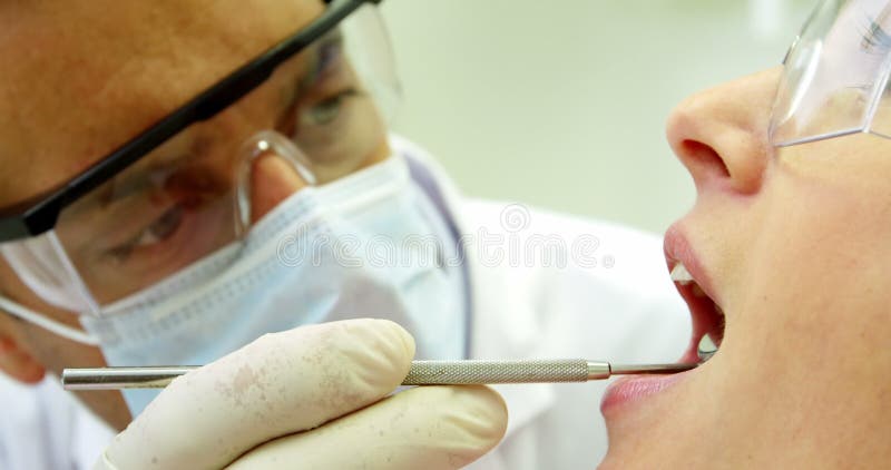 paziente d'esame del dentista