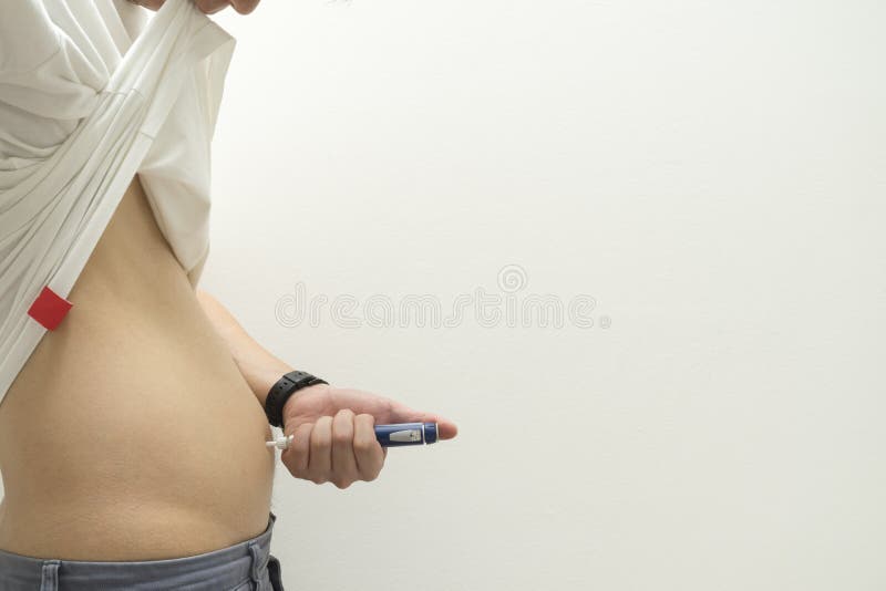 Paziente del diabete degli uomini che utilizza la penna dell'iniezione dell'insulina nell'area dell'addome sull'isolato bianco de fotografia stock libera da diritti Paziente del diabete degli uomini che utilizza la penna dell'iniezione dell'insulina nell'area dell'addome sull'isolato bianco de fotografia stock libera da diritti