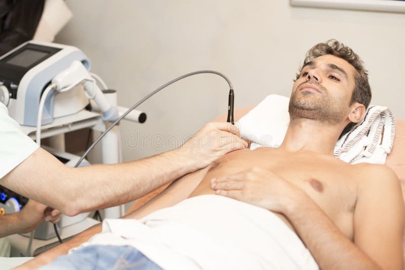 Paziente a fisioterapia immagini stock libere da diritti Paziente a fisioterapia immagini stock libere da diritti