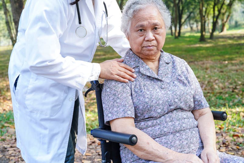 Paziente intelligente asiatico del fronte della signora anziana di sorriso senior o anziano della donna sulla sedia a rotelle in fotografia stock Paziente intelligente asiatico del fronte della signora anziana di sorriso senior o anziano della donna sulla sedia a rotelle in fotografia stock