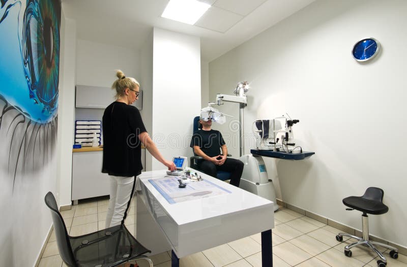 Paziente nell'ufficio dell'optometrista per esame degli occhi immagini stock libere da diritti Paziente nell'ufficio dell'optometrista per esame degli occhi immagini stock libere da diritti
