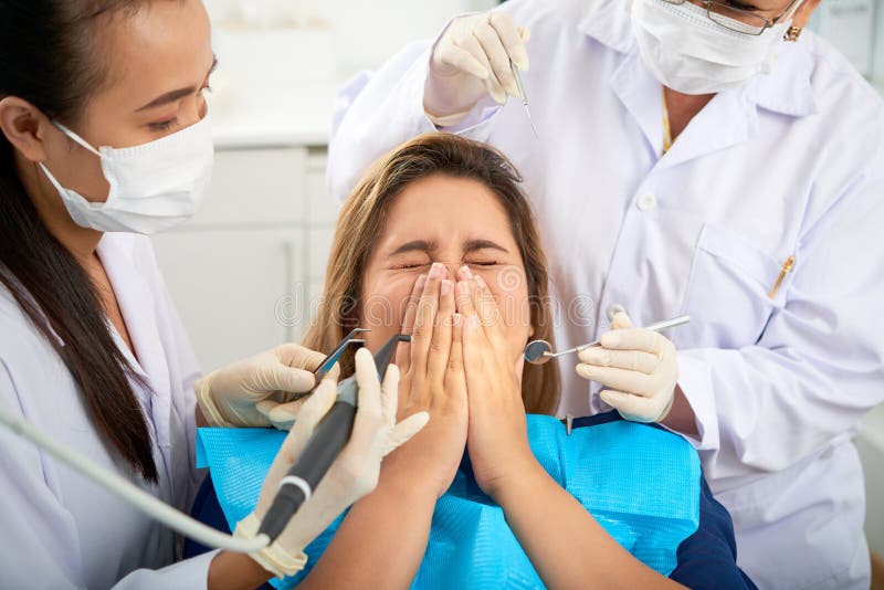 Paziente spaventato di odontoiatria immagini stock libere da diritti Paziente spaventato di odontoiatria immagini stock libere da diritti