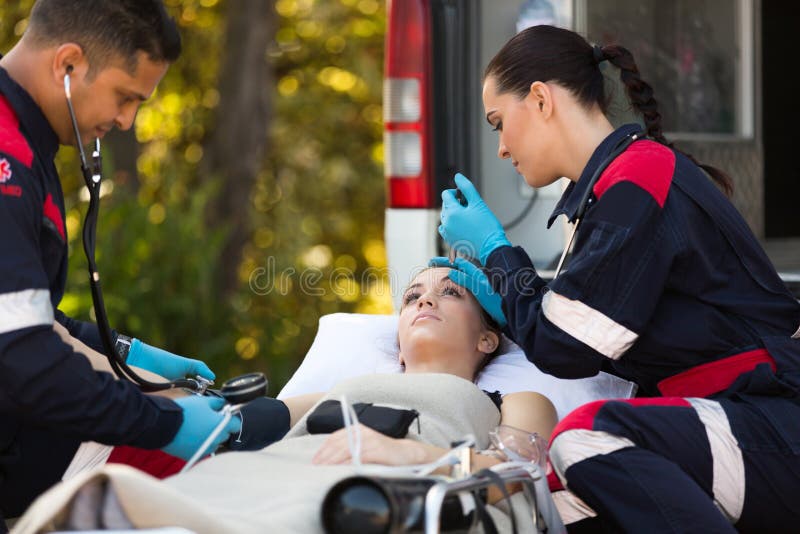 Pazienti medici dei tecnici di emergenza immagini stock Pazienti medici dei tecnici di emergenza immagini stock