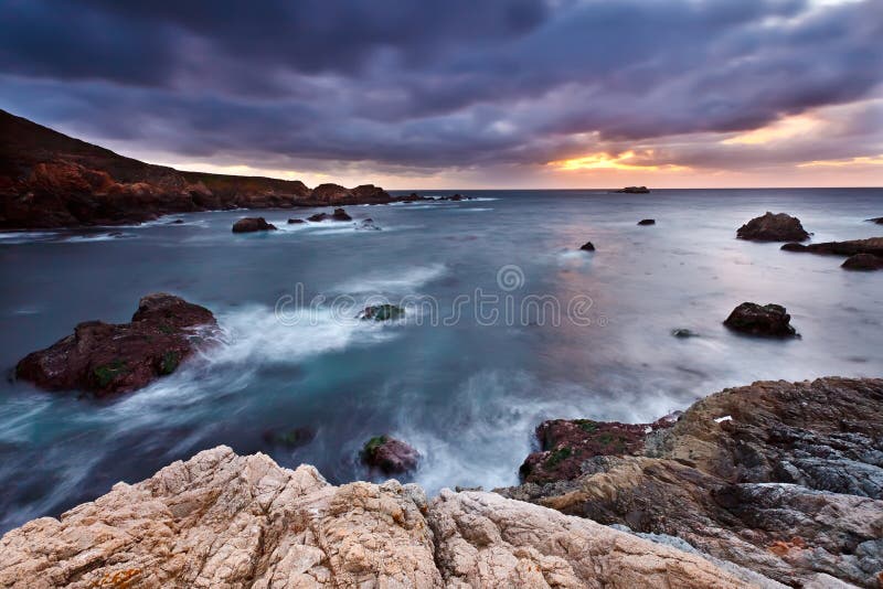 Pazifikküste am Sonnenuntergang stockbild Pazifikküste am Sonnenuntergang stockbild