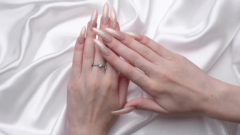 Paznokcie manicure z paznokciami perłowymi.