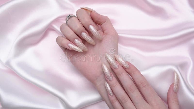 Paznokcie manicure z paznokciami perłowymi.