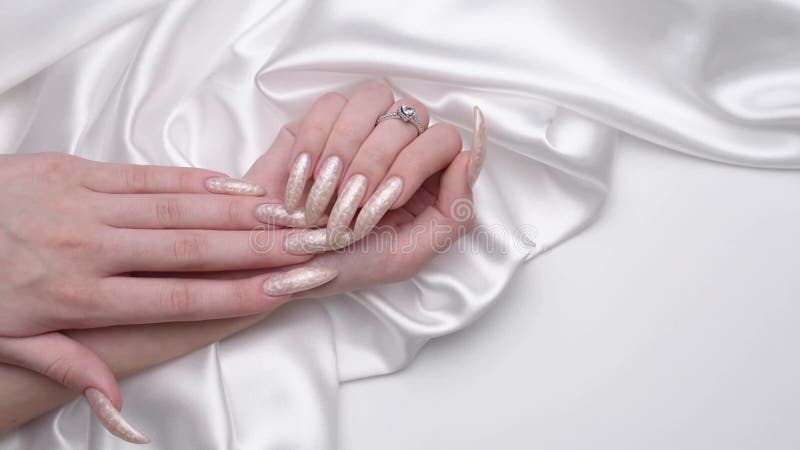 Paznokcie manicure z paznokciami perłowymi.