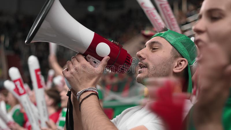 Pazzo Che Urla Il Megafono Sport Stadium. Arena Di Altoparlante a