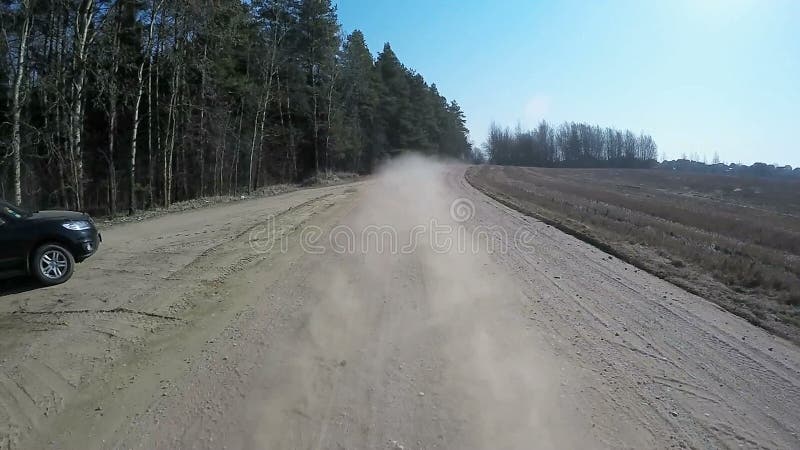 País que conduce el coche en el camino de la grava usando una lente de fisheye Cámara lenta