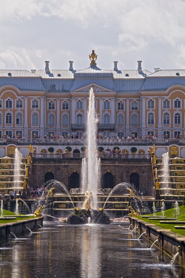Pałac, fontanny i ogródy Peterhof Uroczysty pałac w Petersburg, Rosja obraz royalty free Pałac, fontanny i ogródy Peterhof Uroczysty pałac w Petersburg, Rosja obraz royalty free