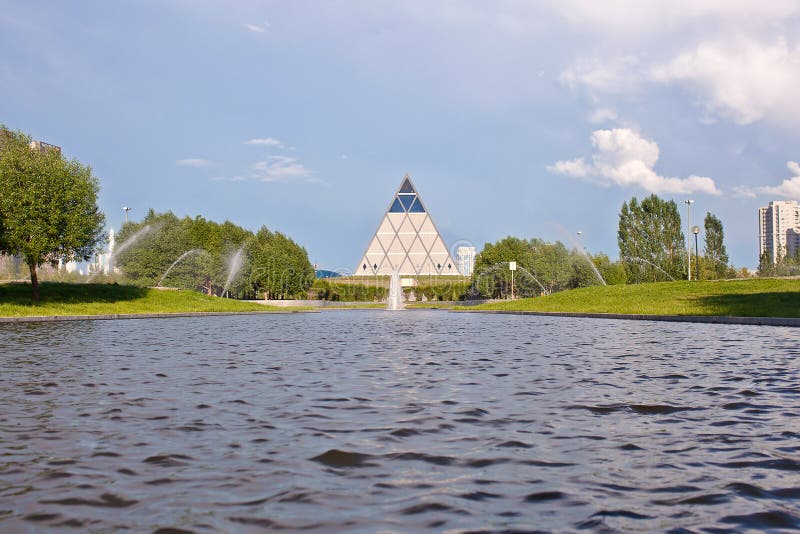 Pałac pokój i porozumienie - ostrosłup Astana, Kazachstan z wodą na przodzie (,) zdjęcie stock Pałac pokój i porozumienie - ostrosłup Astana, Kazachstan z wodą na przodzie (,) zdjęcie stock