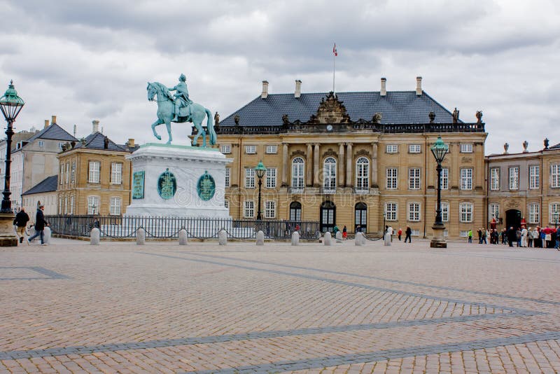Pałac z monumentalną equestrian statuą Amalienborg ` s założyciel, królewiątko Frederik V, Kopenhaga, Dani obraz stock