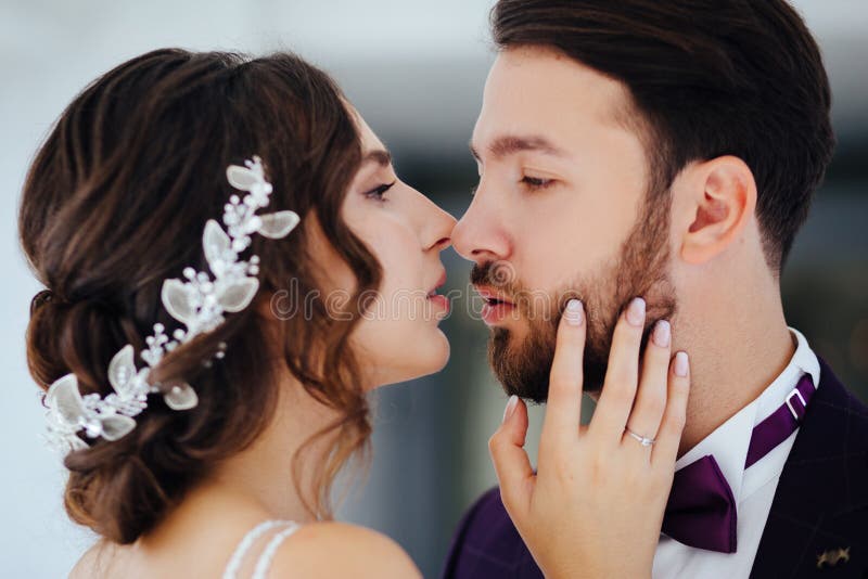 Państwa młodzi całowanie i przytulenie Nowożeńcy zdjęcia royalty free Państwa młodzi całowanie i przytulenie Nowożeńcy zdjęcia royalty free