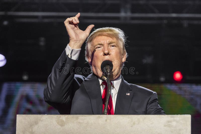 PAŹDZIERNIK 15, 2016, EDISON, NJ dżersejowy Hinduski amerykanina wiec dla 'ludzkości Jednoczącej Przeciw T - Donald atut mówi prz zdjęcia stock PAŹDZIERNIK 15, 2016, EDISON, NJ dżersejowy Hinduski amerykanina wiec dla 'ludzkości Jednoczącej Przeciw T - Donald atut mówi prz zdjęcia stock