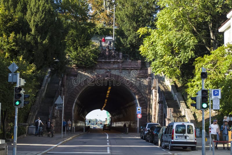 Październik, 2018 germany Stuttgart Trasa w starej części miasto Wejście tunel obraz stock Październik, 2018 germany Stuttgart Trasa w starej części miasto Wejście tunel obraz stock