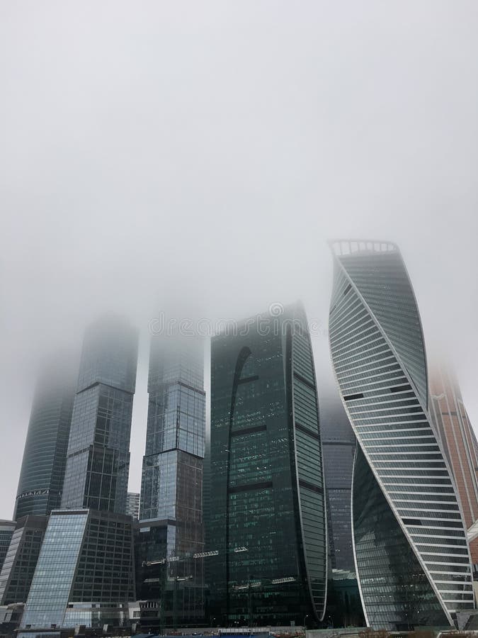 PAŹDZIERNIK 1st, 2018 - Moskwa centrum biznesu Moskwa Międzynarodowy miasto, Rosja Widok centrum biznesu przy mgłowym jesień dnie zdjęcia stock PAŹDZIERNIK 1st, 2018 - Moskwa centrum biznesu Moskwa Międzynarodowy miasto, Rosja Widok centrum biznesu przy mgłowym jesień dnie zdjęcia stock