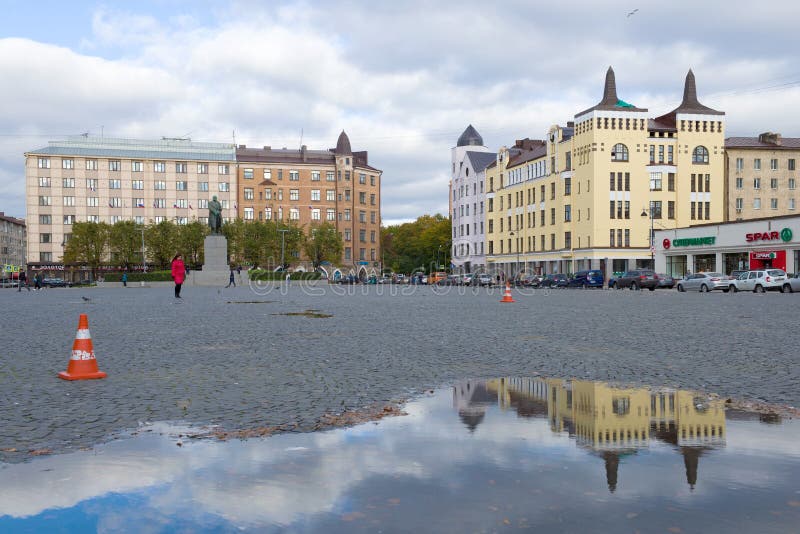 Października chmurny dzień na placu czerwonym, Vyborg obrazy royalty free Października chmurny dzień na placu czerwonym, Vyborg obrazy royalty free