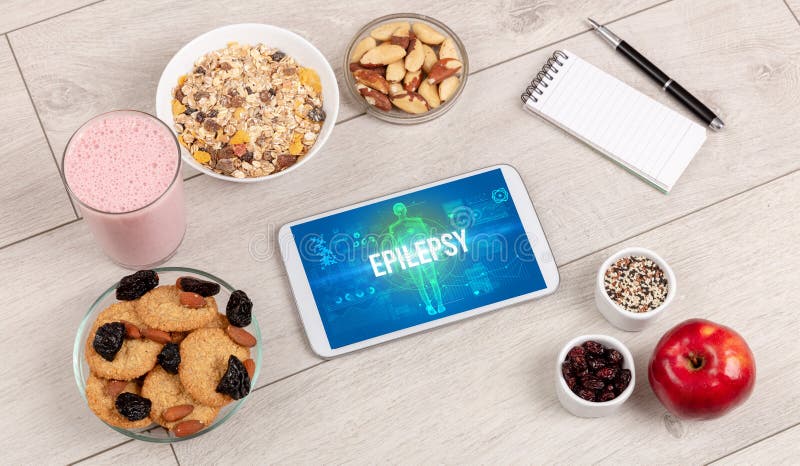 Pc tablette avec concept médical de fruits. Concept d'épilepsie en comprimé avec fruits vue du dessus