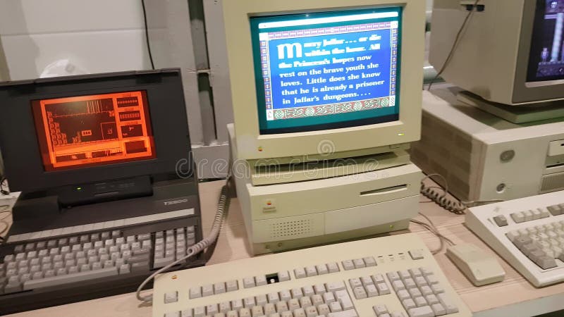 PC y ordenadores portátiles retros de trabajo con los juegos del vintage