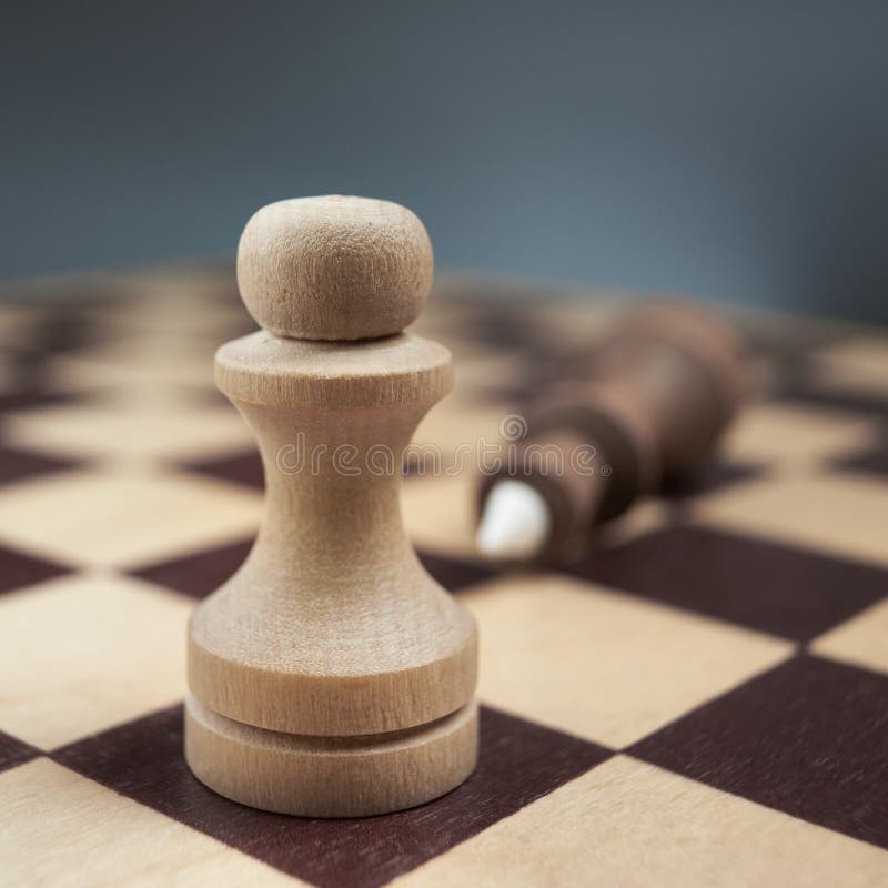 Peão do xadrez e um rei derrotado