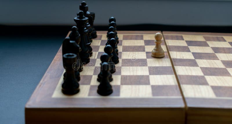 Cavalo Negro Batendo Em Um Rei Branco, Fim Do Jogo De Xadrez Com Um Xeque-mate  Foto de Stock - Imagem de objeto, xadrez: 165373264