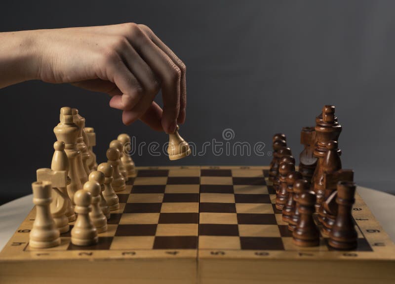 Um Peão Branco Ganha Entre Peças De Xadrez Pretas Caídas No Tabuleiro De  Xadrez. Conceito De Vitória Foto de Stock - Imagem de potência, xadrez:  213266204