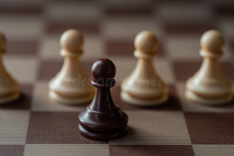 Peão vermelho xadrez com os outros preto peão xadrez para líder e  pensamento diferente. interromper o conceito.