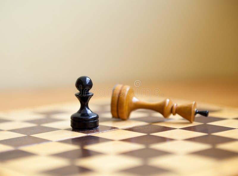 Peça de xadrez de peão preto e rei em pé face marrom rei e peça de xadrez  de peão no tabuleiro de xadrez