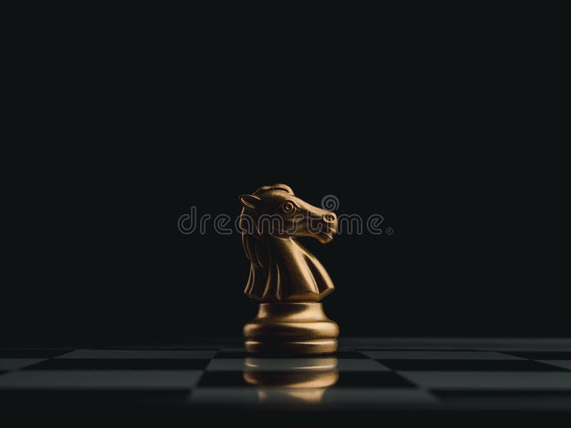Os cavalos dourados, peça de xadrez do cavaleiro em pé perto da peça de  xadrez da rainha de prata perdida que caiu no fundo do tabuleiro de xadrez.  conceito de estratégia de
